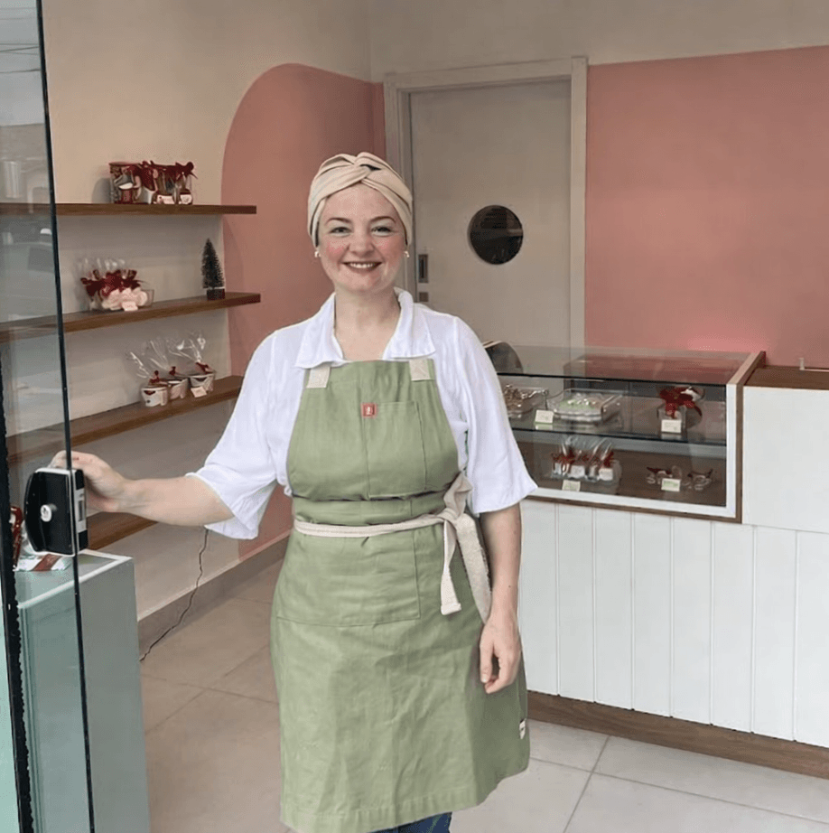 Biscoitos artesanais decorados sobre mesa de madeira rústica